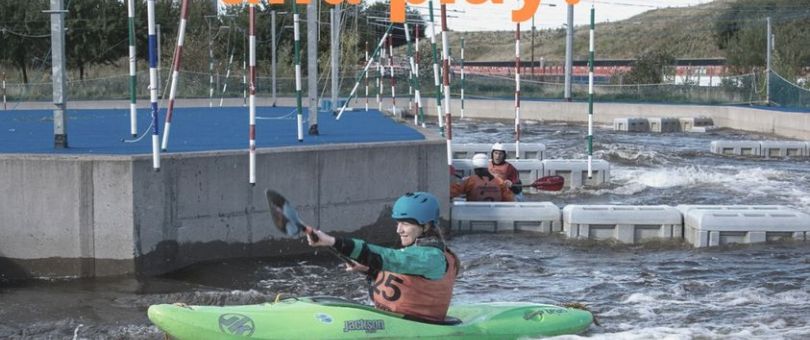 120555769_1713824785462219_8491709697588456640_o_810_340_80_c1 a girl in a pool of water