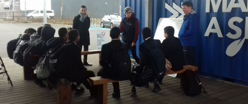 20180314_134001_cropped_810_340_80_c1 a group of people standing in a room