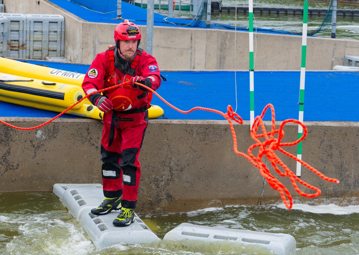 1496 a man trowing a rescue line in the water